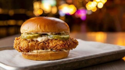Chicken Sandwich with pickles 